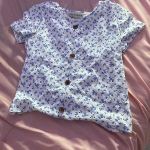 Hi I’m selling a cute shirt